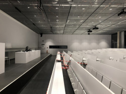 Restart designu - lavice v aule před opravou