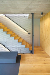 Celý interiér je světlý a jemný, toho autoři docílili také zvoleným materiálem. Celá chata je vybarvená světlými tóny šedé, dřevěnou podlahou a betonovými povrchy s přiznaným bedněním. (Chata v Posázaví, Studio Sporadical)