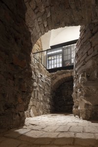 Expozice Skrytý středověk na zámku Bílovec, opus architekti: „Navržená expozice minimalizuje intervence v cenném interiéru sklepení, naopak zvolené materiály, barevnost a technologie mají za úkol akcentovat cenné stavební a jiné prvky," říkají architekti