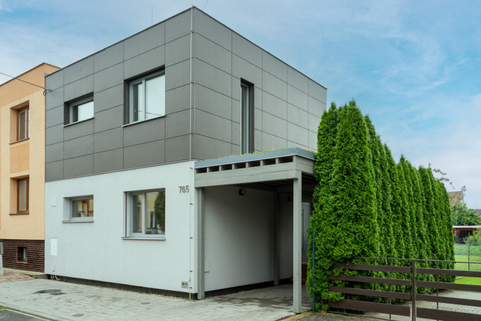 Velký dům na malém pozemku, postavený na zemních vrutech