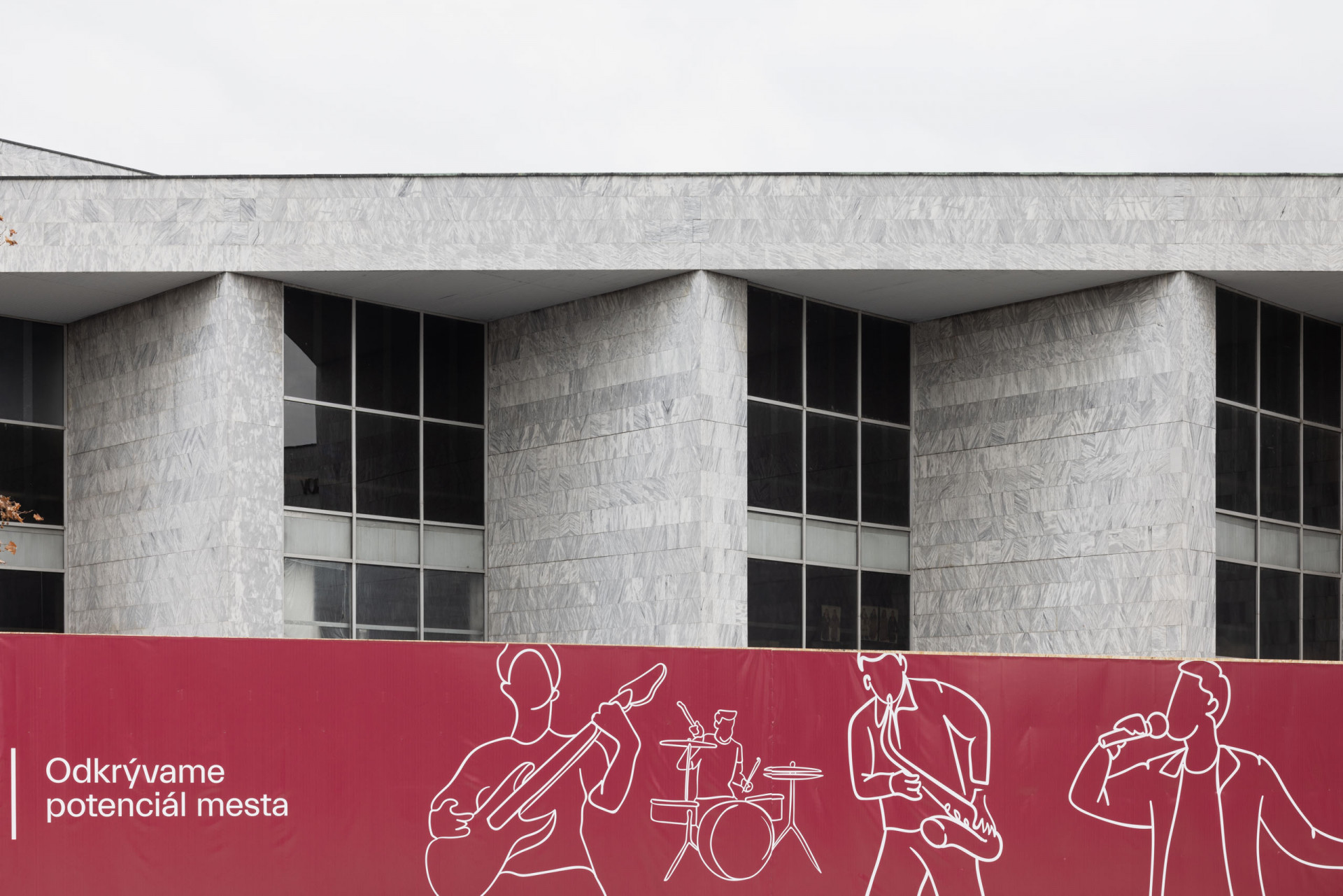 Fasády budov pokrýval tzv. kubánský mramor, který jim dodával na monumentalitě a zároveň nechával naplno vyznít dynamickou kompozici hmot.