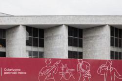 Fasády budov pokrýval tzv. kubánský mramor, který jim dodával na monumentalitě a zároveň nechával naplno vyznít dynamickou kompozici hmot.