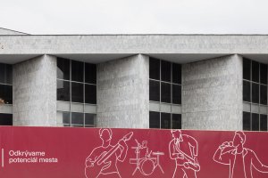 Fasády budov pokrýval tzv. kubánský mramor, který jim dodával na monumentalitě a zároveň nechával naplno vyznít dynamickou kompozici hmot.