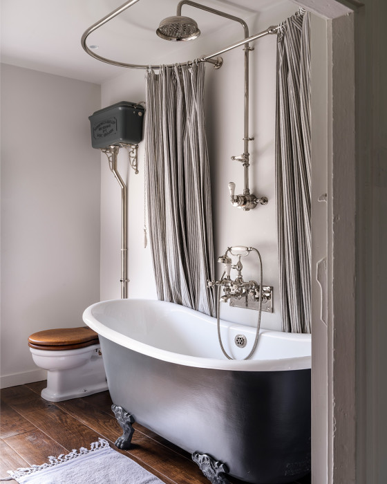 Anglický styl navrhuje koupelny v klasickém stylu.