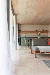 Hlavní částí objektu tvoří sezónní kuchyně, která je uzavíratelná posuvnou skleněnou stěnou. (Zahradní domek, Adam Lukačovič)