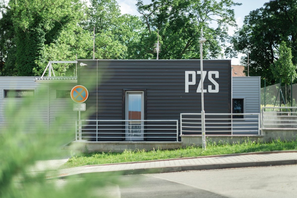 Modulární protialkoholní záchytná stanice v Jihlavě byla opatřena plechovou fasádou v provedení antivandal.