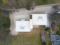 Světlo do interiérů nepřivádějí pouze velká okna, alte taky nové střešní světlíky.