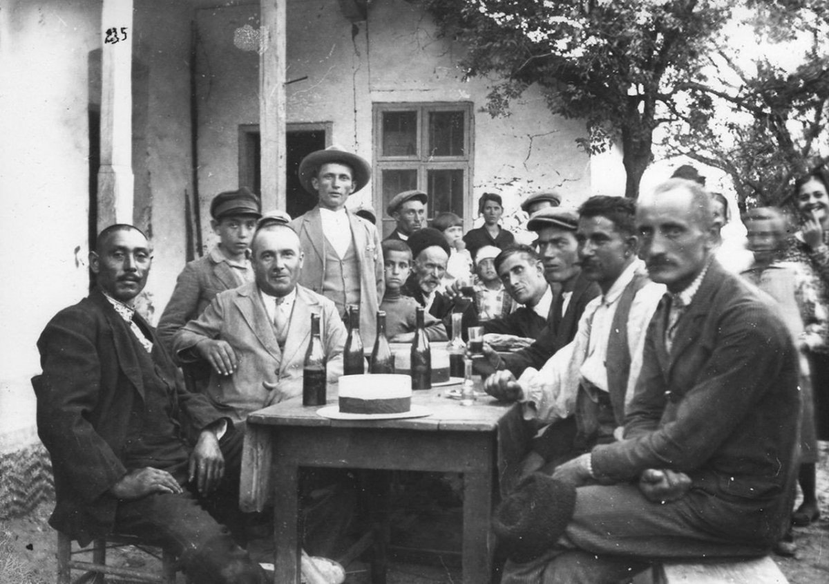 Obr. 2: Archivní fotografie, na které je zahycen V. Hozman (druhý zleva) a vrchní sládek Mamer (čtrvrtý zprava).