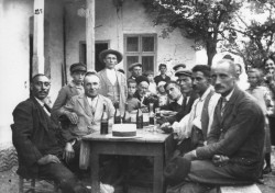 Obr. 2: Archivní fotografie, na které je zahycen V. Hozman (druhý zleva) a vrchní sládek Mamer (čtrvrtý zprava).