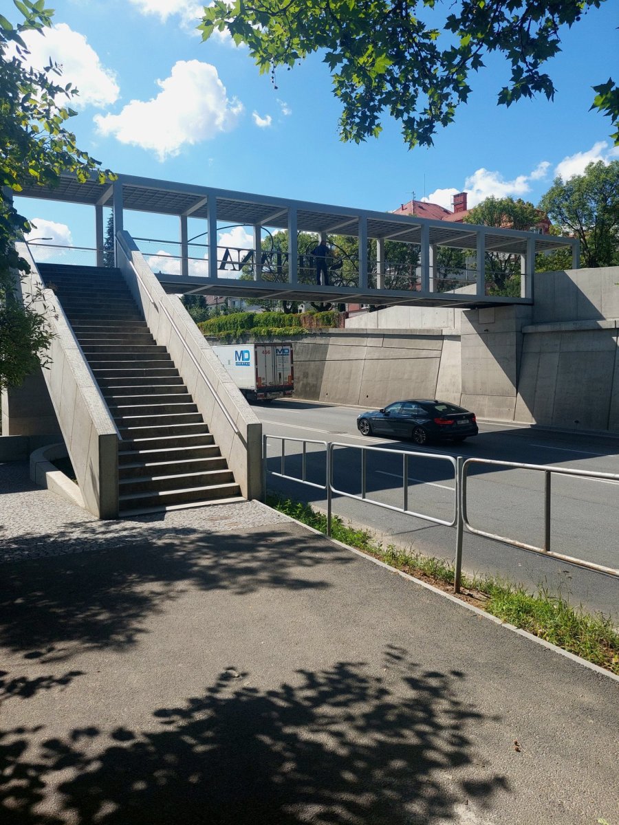 Lávka v Litomyšli od EHL & KOUMAR ARCHITEKTI: Na začátku čeká přechod přes rušnou silnici.