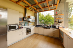 Investoři si v nové vile přáli bydlet podobně jako na chalupě: trávit co nejvíce času venku – proto jim vyhovuje bezprostřední návaznost kuchyně s jídelnou na venkovní posezení; akorát se muselo přidělat větší stínění, aby se pod něj vešla celá rodina