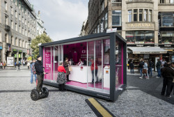 Ostře sledovaná prsa