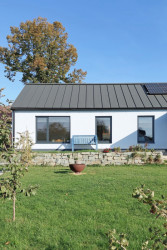 Bydloarchitekti - Vesnický dům Polanka nad Odrou: Dům je situován na severní hraně pozemku