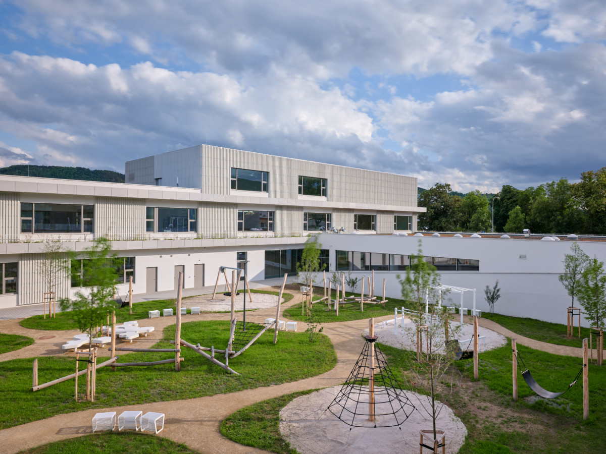 Základní škola VIA v Berouně je uspořádaná ve tvaru U kolem centrálního dvora. Stojí na brownfieldu v širším centru města.

