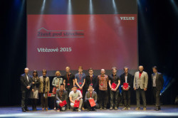 Autoři oceněných projektů 11. ročníku soutěže Život pod střechou. Prní řada zleva: Na 3. místě se se svým projektem Oppo A umístil Pavel Chudý ze SPŠ stavební Hradec Králové, druhé místo obsadil Jan Škrdleta s projektem Nature House For Four a absolutním vítězem soutěže se stal, stejně jako v roce předešlém, Jiří Formánek  s projektem Ars Coffea.  Druhá řada zleva: Členové letošní poroty Ing. arch. Jan Kratochvíl, proděkan FA VUT Brno a šéfredaktor portálu Archiweb, Ing. arch. Klára Bukolská, architektka společnosti VELUX Česká republika,  dále autoři odměněných projektů a jejich odborní garanti: Ing. Ludmila Rejsková,  Ing. Lenka Včeláková, David Padrián, Tomáš Klanica, Tomáš Juchelka, Ing. arch. Tomáš Fischer, Michal Fajtl, Ing. arch. Jiří Mysliveček, prof. Miloslav Novotný, proděkan Stavební fakulty VUT Brno a generální ředitel společnosti VELUX Mads Kann-Rasmussen. - foto