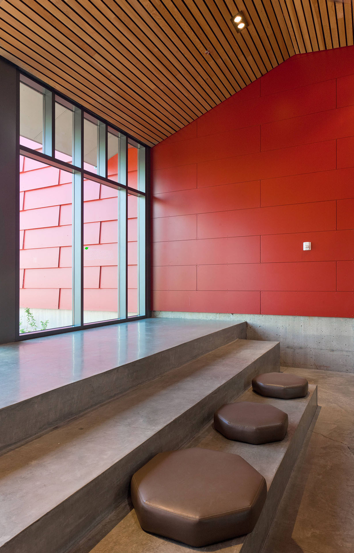 Vláknocementové desky mají využití v mnoha interiérech - v restauracích, galeriích, stanicích metra i doma. (na obrázku STARCenter v USA, použití desky Carat Coral 7031)