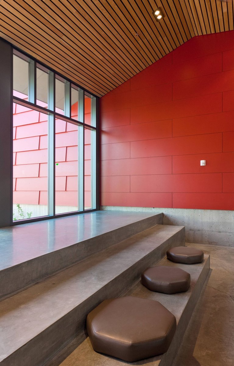 Vláknocementové desky mají využití v mnoha interiérech - v restauracích, galeriích, stanicích metra i doma. (na obrázku STARCenter v USA, použití desky Carat Coral 7031)