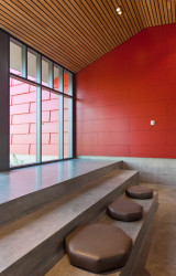 Vláknocementové desky mají využití v mnoha interiérech - v restauracích, galeriích, stanicích metra i doma. (na obrázku STARCenter v USA, použití desky Carat Coral 7031)