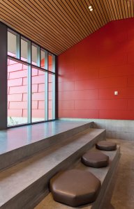 Vláknocementové desky mají využití v mnoha interiérech - v restauracích, galeriích, stanicích metra i doma. (na obrázku STARCenter v USA, použití desky Carat Coral 7031)