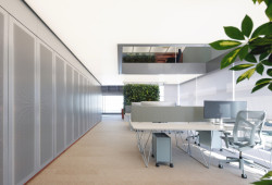 Propisuje se do hliníkových a nerezových detailů...  (Kanceláře Deveron v Blueriot; CISARSTUDIO)