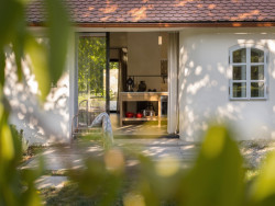 Majitelé měli jedno zásadní přání – vdechnout do stavení vzdušnost, světlost a maximálně interiér otevřít směrem do zahrady.