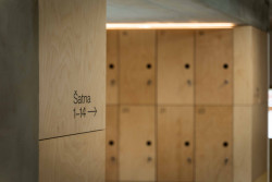 Většina vnitřního vybavení je z překližky. (Nízkoprahový klub Relax, atakarchitekti)