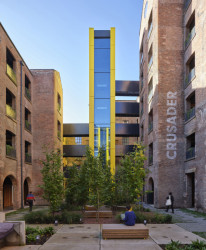 Dům obsluhuje nové schodiště.(Projekt Crusader Works: Přádelny v centru Manchesteru přestavěné na bydlení, studio shedkm)