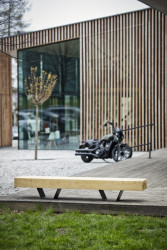 Lavice z masivního dubového dřeva s nohami do tvaru V.