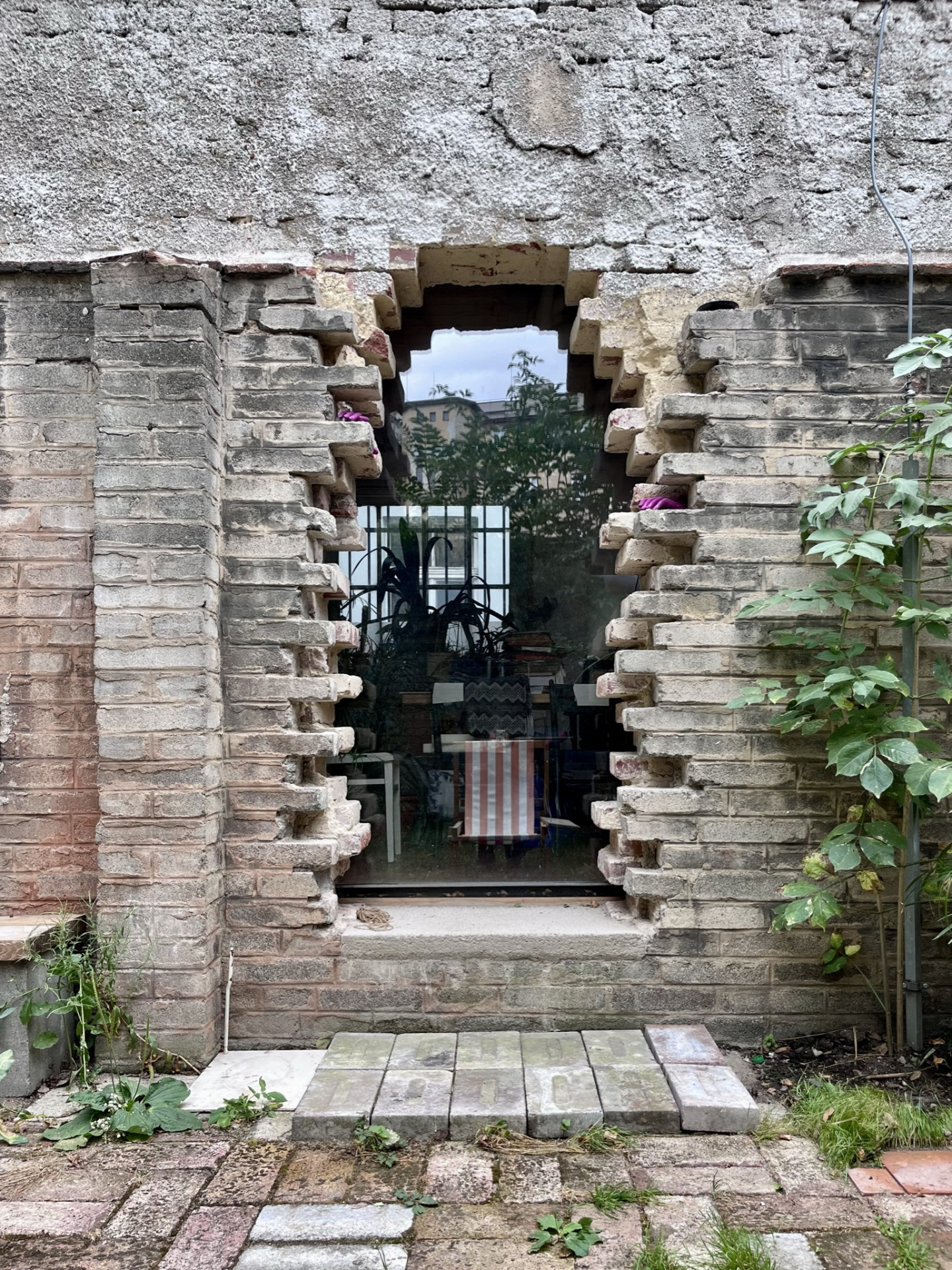 Tento detail jsem si ihned oblíbil. Skoro jako ruina. Radikální a přesto citlivá adaptace starého