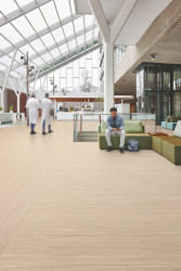 Vzor i barva mají zásadní vliv na dojem z interiéru. Jemný pruhovaný vzor Marmoleum Striato zútulní i prostorný interiér