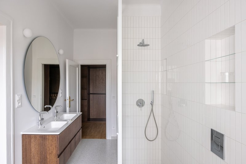 Koupelna se inspiruje modernistickou estetikou třicátých let. (Byt Mariánska v Bratislavě, NOIZ architekti)
