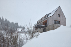 Chalupa v Dolní Malé Úpě, mar.s architects: silueta je zcela tradiční