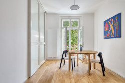 Byt Nusle, Amulet + T. Melková: Interiér jídelny zdobí obraz Pavla Brázdy, slavného výtvarníka 2. pol. 20. století.