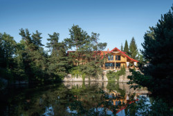 Lukáš Pejsar z ateliéru 3AE navrhl dřevostavbu u jezera