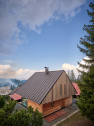 Původně na jejím místě stála jiná malá chata, asi ze 70. nebo 80. let (Chata Kohútka od SENAA architekti)