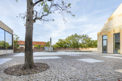 Prostranství je vydlážděno žulou z Mrakotína.