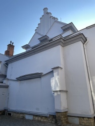 Kino Modrý kříž, Tomáš Pražák a Pavel Moravec, 1920: Fasáda promítacího sálu vrcholí expresivně tvarovaným štítem