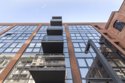 V budovách celého areálu jsou použity produkty z profilových řad s požární odolností od firmy Aluprof. (SRDK Studio, Vratislavské pivovary)