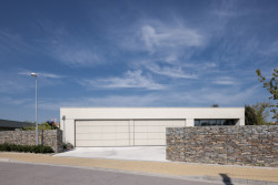 Součástí stavby je prostorná garáž