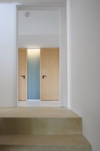 Prozářený copilit plus světlé březové dřevo, to vše dělá interiér světlým a vlídným. (Řadový dům v Čimicích, Plus One Architects)