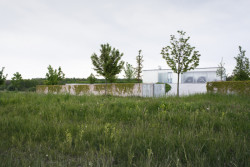 Vila je rozlehlá, objem je však opticky potlačen. (Vila za Prahou, Nacházel architekti)