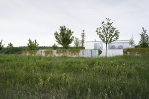 Vila je rozlehlá, objem je však opticky potlačen. (Vila za Prahou, Nacházel architekti)