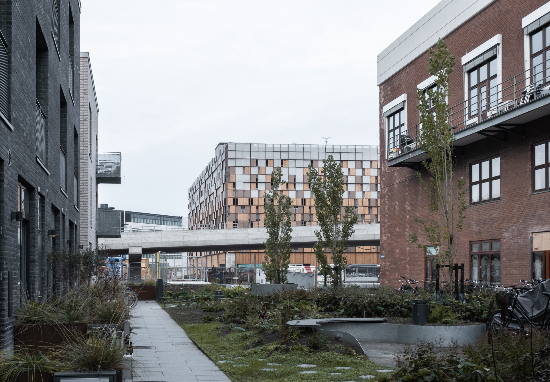 Garáž „Timber House“ vznikla na místě, kde se v průběhu devatenáctého století obchodovalo a skladovalo dřevo. Dům ctí historii oblasti a halí se do pláště ze dřeva a recyklovaného hliníku.