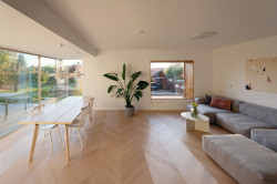 Jednotlivé prostory do sebe po přestavbě vzájemně proplouvají. (Přestavba rodinného domu v Ostrovačicích, INK ARC)