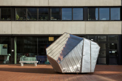 Útulna KØMEN po dokončení před Novou budovou ČVUT v Praze