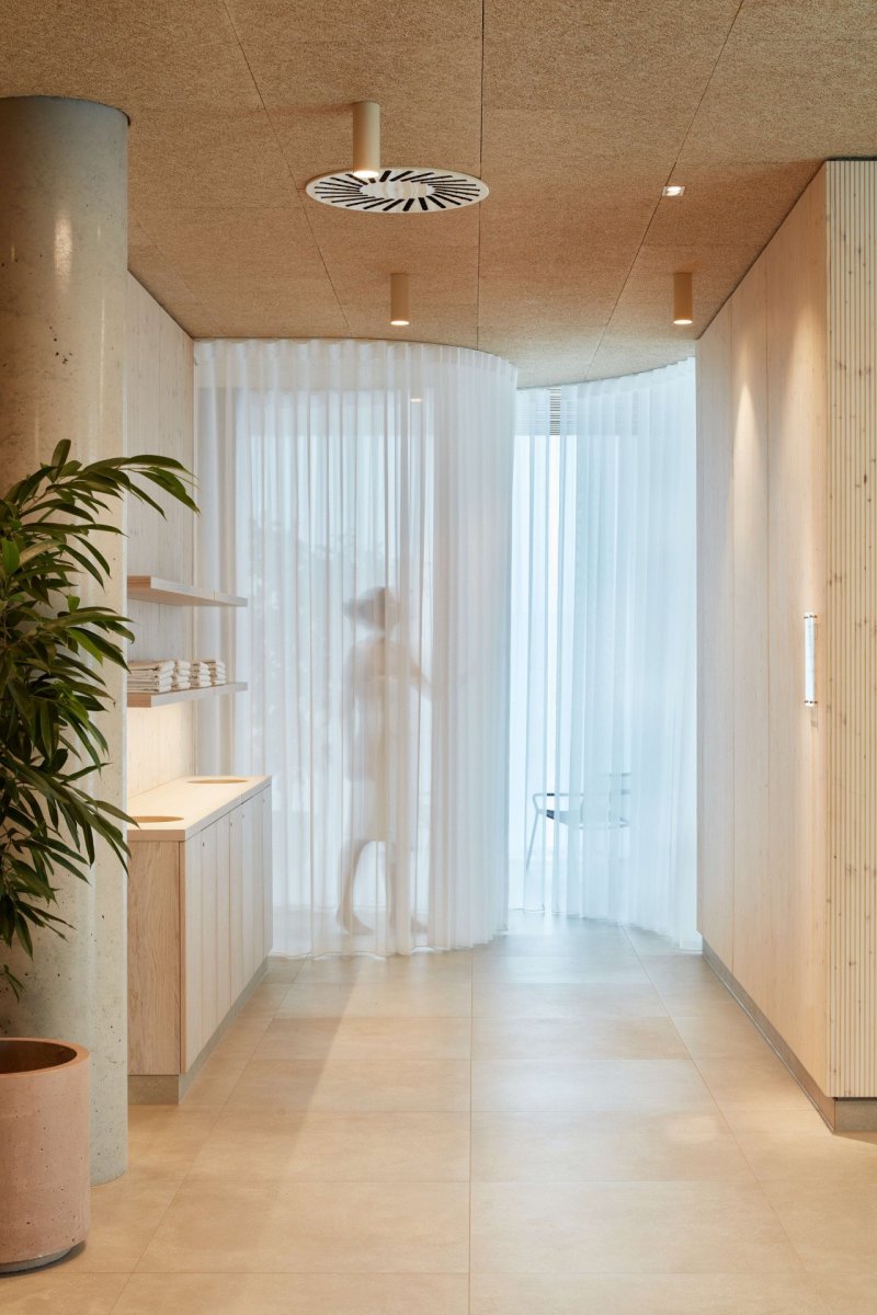 Wellness centrum lázní Aurora v Třeboni, Plus One Architects: Sloupy jsou z leštěného betonu.