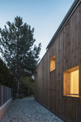 Rodinný dům s přístavbou v Plzni, PRO-STORY: Stejně je pojaté nové zádveří