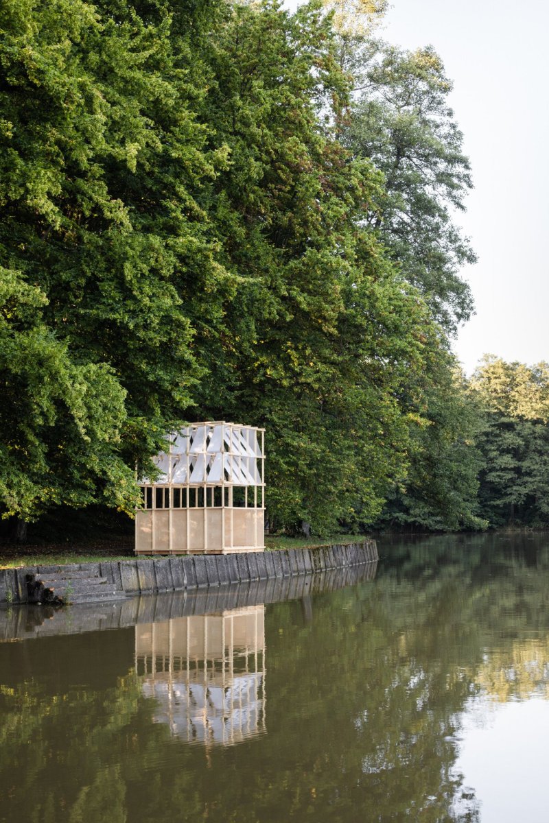 Tea house Pavilion, GRAU Architects: výška 4 metry vychází z konstrukční výšky smrkových hranolů čtvercového průřezu
