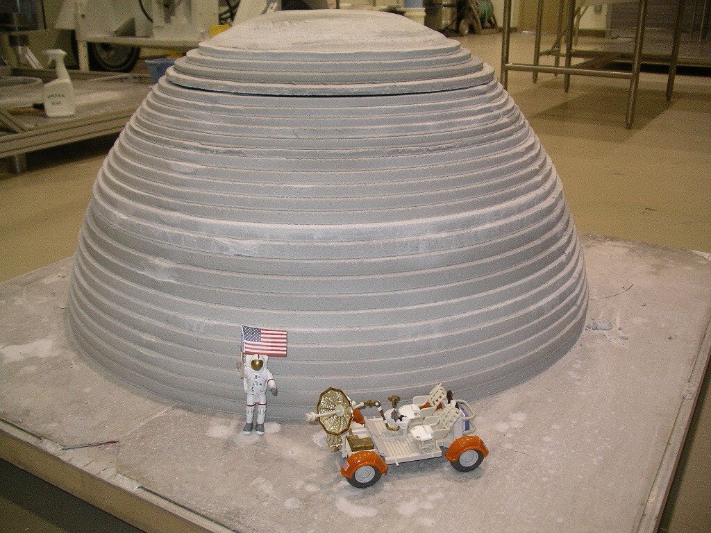 Obr. 12: Model kopule pro základnu na jiné planetě realizovaný technologií 3D tisku vytlačováním cementové malty systémem Contour Crafting, USA,