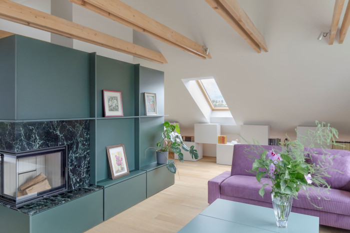 Nové podkroví domu ve slovinském Mokronogu od architektky Tiny Hočevar (Rekonstrukce podkroví v Mokronogu, Tina Hočevar)